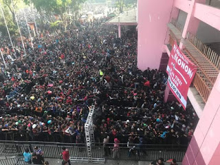 Stadion Sidoarjo MEMBLUDAK Di Serbu Suporter Indonesia