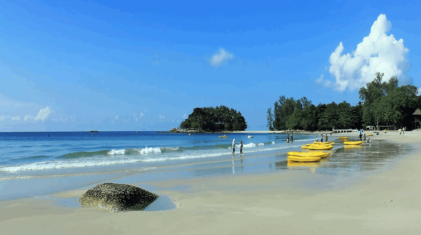 Di Bintan ada Wisata Pantai Lagoi, Eksotisme Pantai Hingga Deretan Resort Mewah