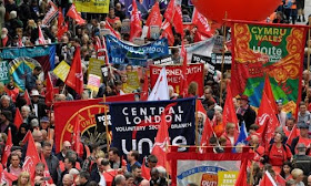 Miles marchan en Londres para exigir mejora de salarios