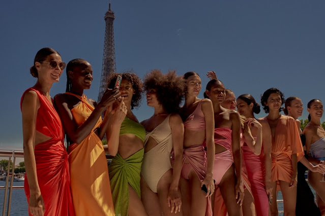 Défilé en croisière sur la Seine pour la nouvelle collection de maillots de bain Baobab