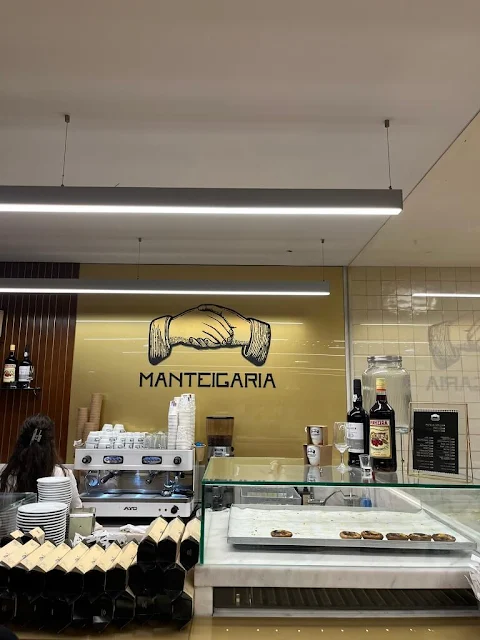 inside-of-manteigaria-some-egg-tarts-in-the-clear-shelve