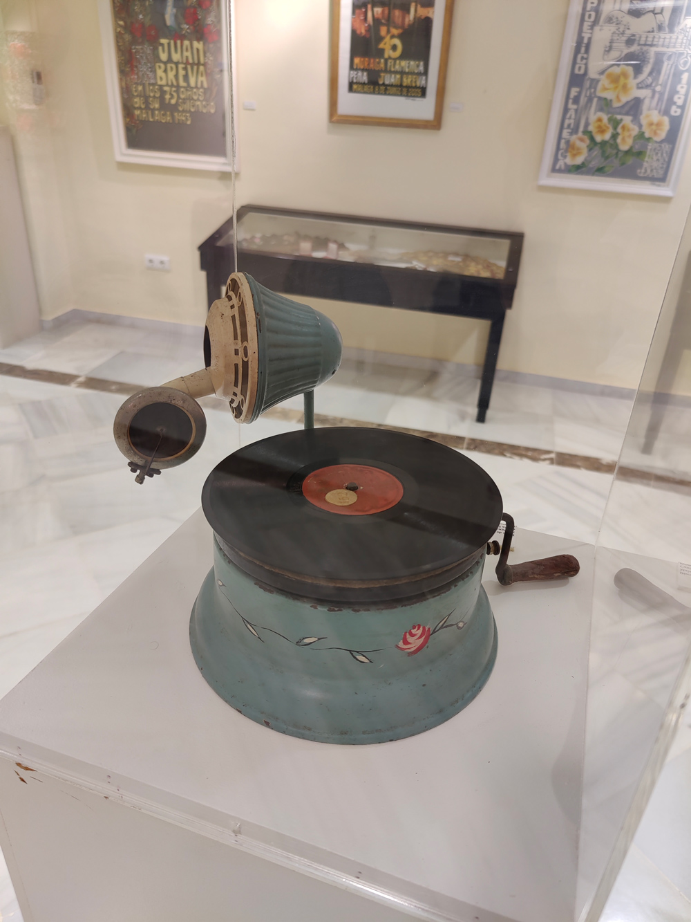 phonographe portatif au musée du flamenco à Malaga en Espagne