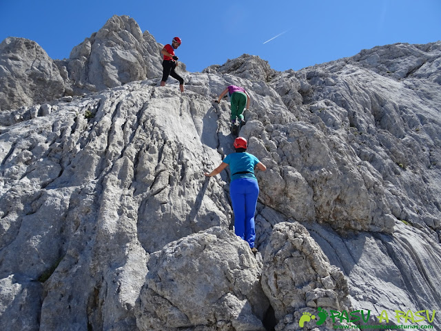 Ruta Pandebano - Refugio de Cabrones: Pequeña trepada subiendo a la Arenera II