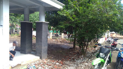 Diterjang Banjir, Pagar Kantor Kelurahan Jatibaru Barat Roboh