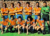 VALENCIA C. F. - Valencia, España - Temporada 1979-80 - Arias, Bonhof, Botubot, Tendillo, Castellanos, Manzanedo; Dani Cabezas, Carrete, Saura, Kempes y Cerveró - REAL MADRID C. F. 3 (Cunningham (2) y Santillana), VALENCIA C. F. 1 (Saura) - 09/09/1979 - Liga de 1ª División, jornada 1 - Madrid, estadio Santiago Bernabeu - El Valencia se clasificó 6º en la Liga, con Alfredo Di Stéfano de entrenador