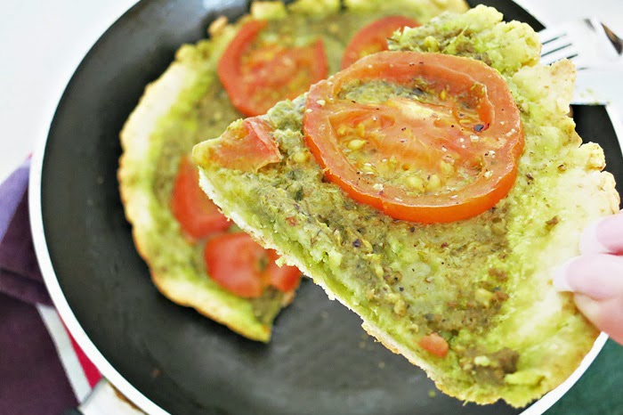 Pfannenpizza mit Pesto und Tomaten