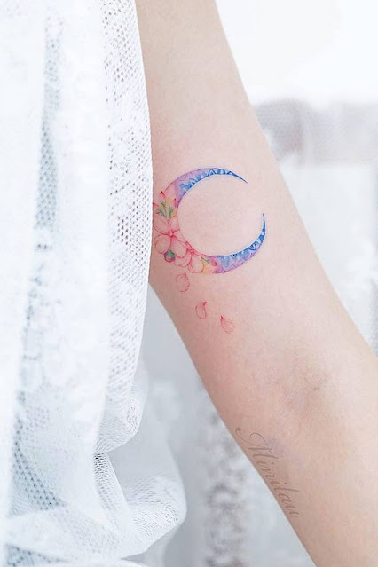 30 inspirações de tatuagens de lua para mulheres