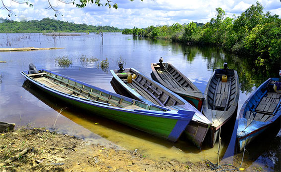 speed boat di Danau Laet
