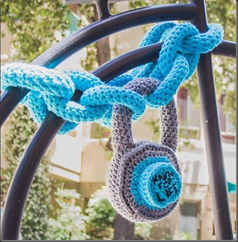 bike-chain-yarn-bomb-2