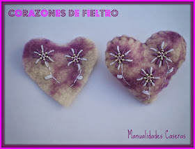 Manualidades Caseras fáciles Corazón de fieltro de color violeta con flores blancas