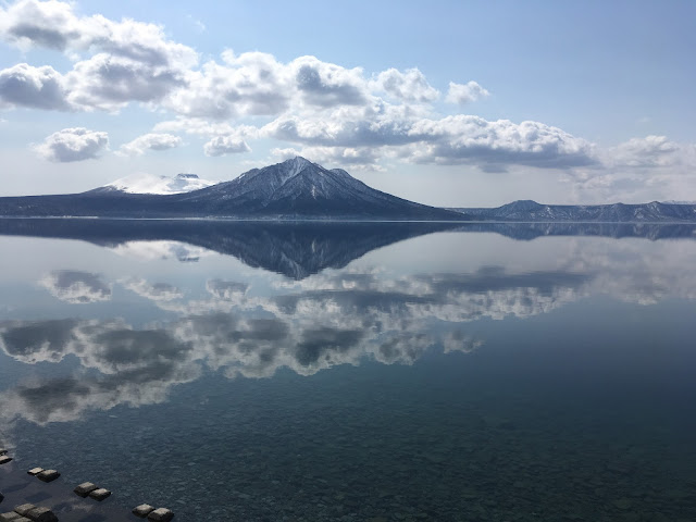 北海道の支笏湖湖面に映る、逆さ風不死岳と樽前山