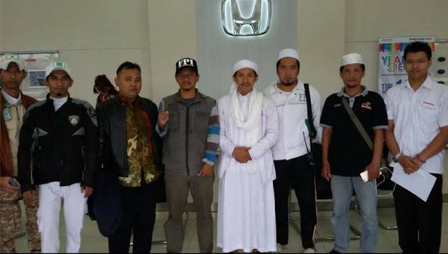 Wow FPI Wanian Pisan Datangi Bengkel Honda, Akhirnya Aturan Penggunaan Atribut Natal Bagi Karyawan Muslim dicabut