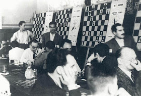 Sala de juego del IV Torneo Internacional de Ajedrez de Sabadell 1945 con Alekhine a la derecha