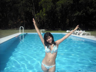 bella chica en una piscina,jpg