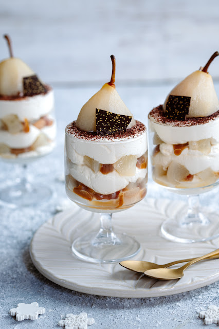 Tiramisu aux poires pochées et caramel au beurre salé