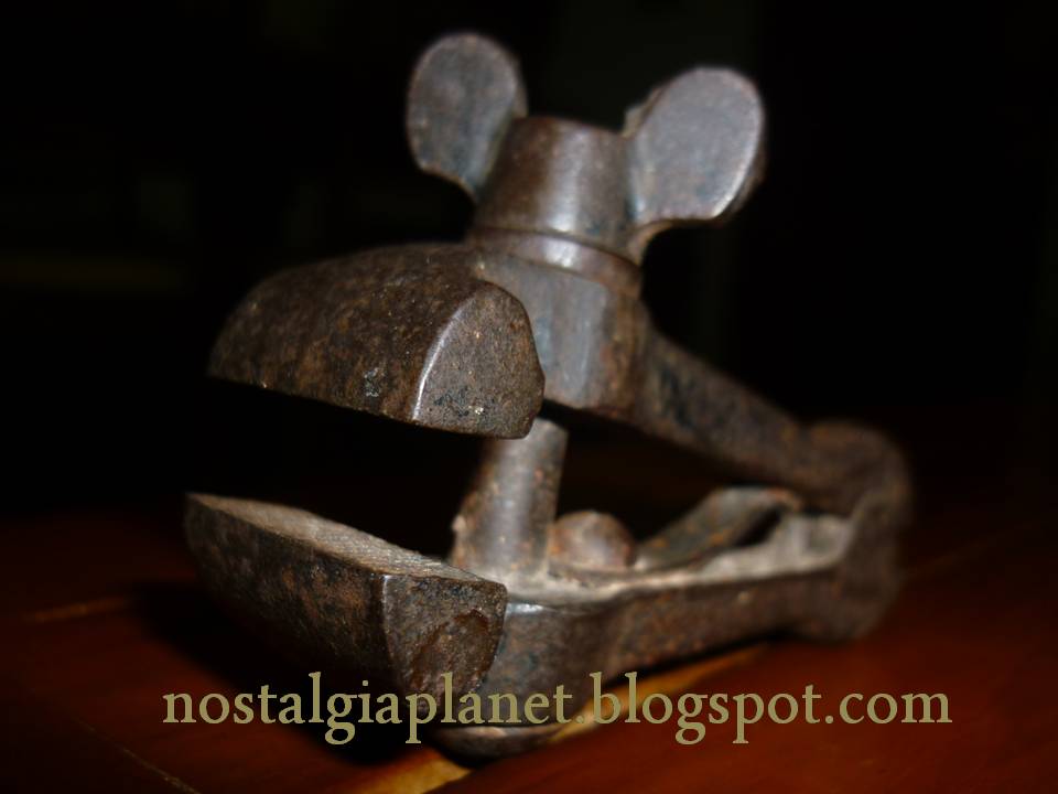 Nostalgia Collection:An old metal clamp thumb with front claw