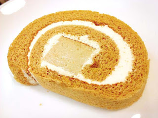 A slice of the kuromitsu pudding roll cake, my favourite.