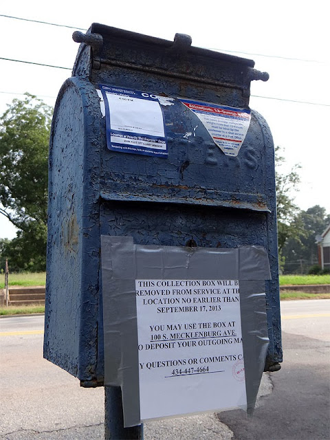 Pole-mounted post box