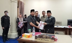 PJ Bupati Henrizal Hadiri Rapat Paripurna DPRD Penyampaian Tiga Ranperda   