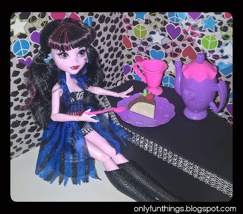 Draculaura's New Coffin/table!