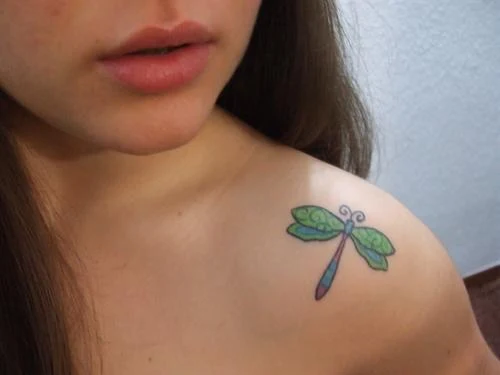 chica con un tatuaje de libelula muy femenino y detallado