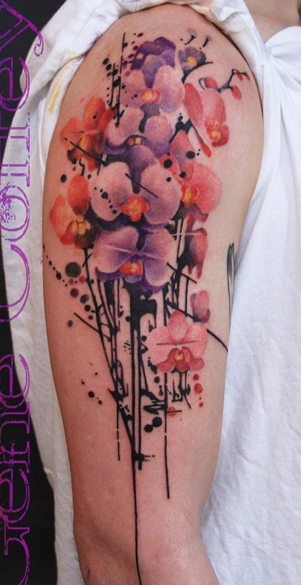 Incrível floral gotejamento inspirado manga da tatuagem. As flores são marcadas em aquarela estilo que se enquadra no âmbito artístico olhando pingando hastes abaixo. 