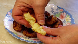 Reteta cartofi la cuptor de post crocanti cremosi aromati gustosi retete mancare aperitiv garnitura usor de preparat,