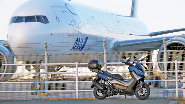 羽田空港のジャンボジェット機とNMAXの画像