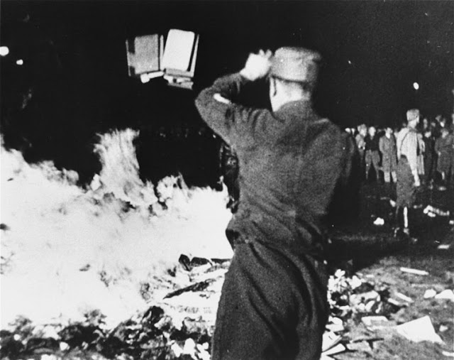 Fotografía histórica de la quema de libros en Berlín, 1933. Camisa parda echando libros a una hoguera.