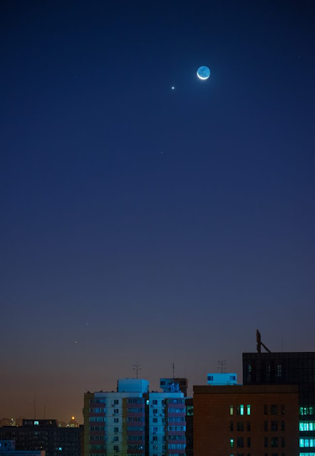 Bầu trời Bắc Kinh trong vắt, bạn có thể thấy được qua hình ảnh của Zheng Zhi một cách rõ ràng Sao Hỏa và Sao Thủy là hai chấm sáng mờ nhạt ở ngay bên trên các tòa nhà, và bộ ba Mặt Trăng, sao Regulus cùng Sao Kim đang thống trị cả vùng trời phía trên.