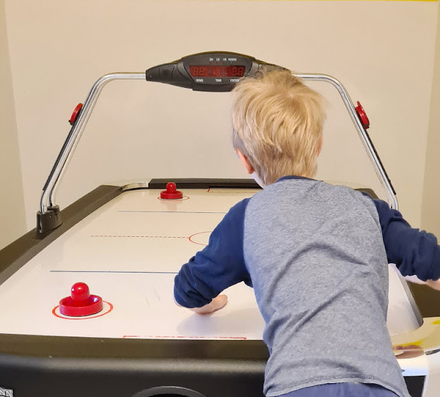 Hühner, Ponys und Stockbrot-Momente: Unser Bauernhof-Urlaub auf Fehmarn. In unserem Lifestyle-Ferienhaus für 6 Personen gab es einen Spielflur mit Airhockey oder Tischkicker und Dart-Scheibe! Unsere Kinder waren begeistert.