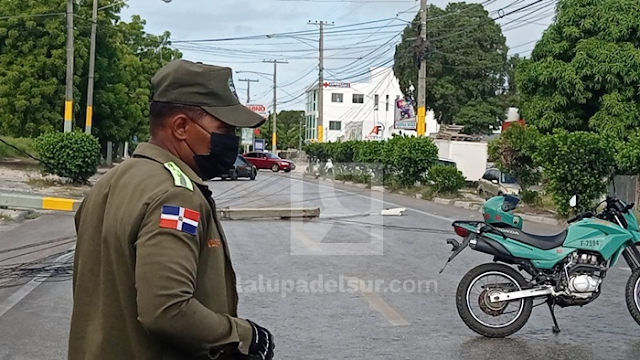 Barahona: Autobús de la Omsa «tumba» poste del tendido eléctrico