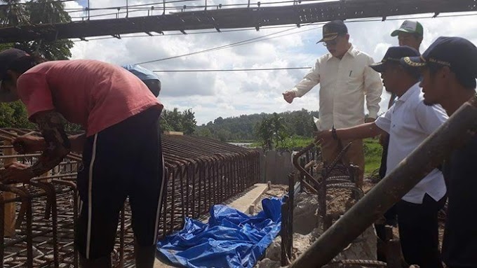 Walaupun Hari Libur, Bupati Ali Mukhni Monitor Pembangunan Jembatan Lubuk Tano