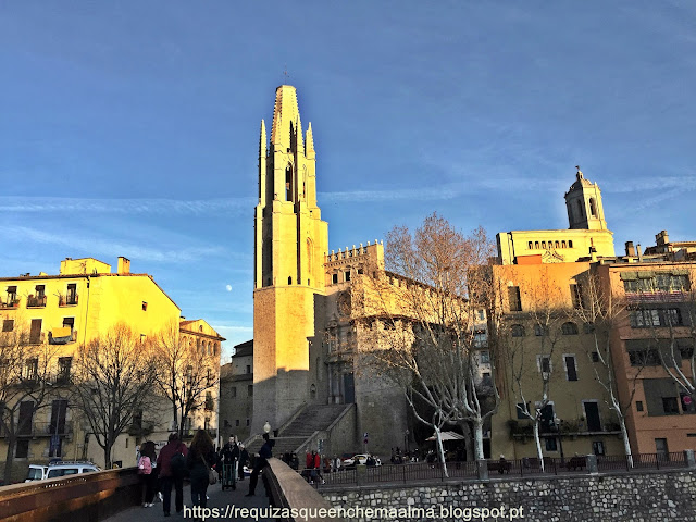 Atravessar a Ponte, Basílica de Sant Feliu em frente