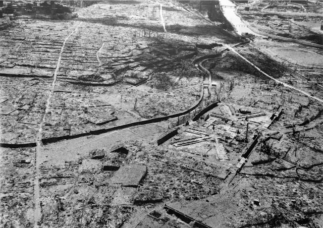 Vista aèria de la ciutat de Nagasaki totalment arrasada per la bomba atòmica.