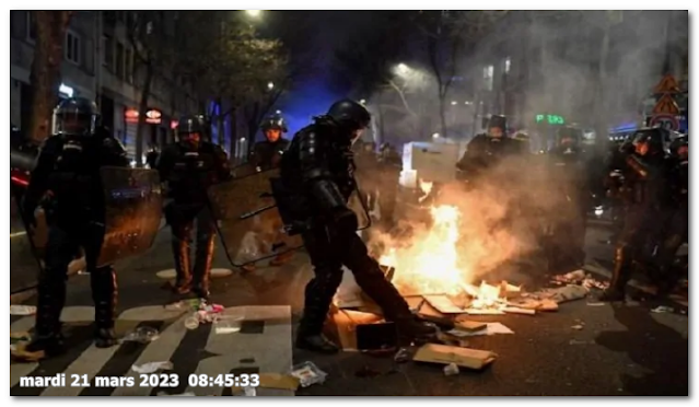 باريس: اشتباكات عنيفة ومواجهات قوية مع الأمن بعد اعتماد قانون إصلاح التقاعد.