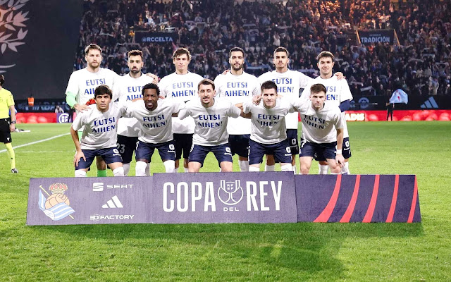 📸REAL SOCIEDAD DE FÚTBOL 📆23 enero 2024 ⬆️Remiro, Brais Méndez, Le Normand, Mikel Merino, André Silva, Zubimendi. ⬇️Jon Aramburu, Becker, Oyarzabal, Zubeldia y Kieran Tierney. Con camisetas de apoyo a Ahien Muñoz, lesionado de gravedad. REAL CLUB CELTA DE VIGO 1 🆚 REAL SOCIEDAD DE FÚTBOL 2 Martes 23/01/2024, 21:30 horas. Copa del Rey, cuartos de final, partido único. Vigo, Pontevedra, estadio de Balaídos: 20.903 espectadores. GOLES: ⚽0-1: 2’, Mikel Oyarzabal. ⚽0-2: 66’, Sheraldo Becker. ⚽1-2: 90+2’, Luca De la Torre.