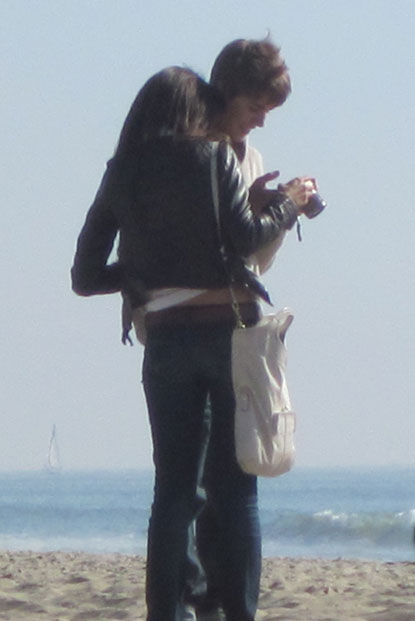 selena gomez and justin bieber beach pictures. Justin Bieber and Selena Gomez