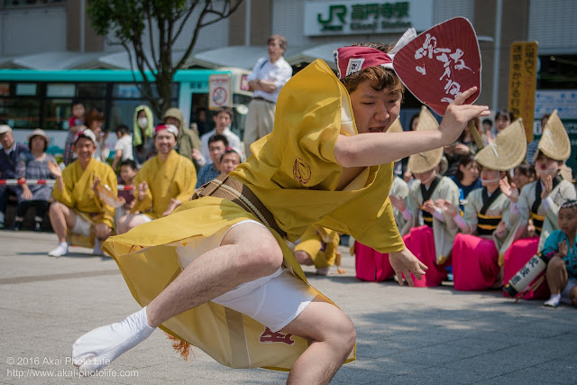 高円寺北口広場、阿波踊り、吹鼓連の舞台踊りの写真