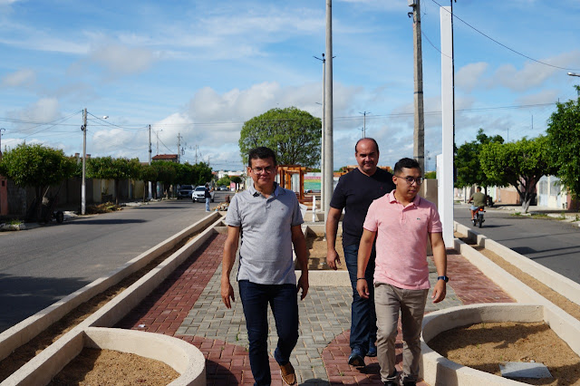 Prefeito Juninho Alves visita obras e conversa com moradores em bairros de Caraúbas