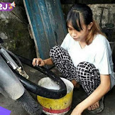 Viral Tukang Tambal Ban Gadis Manis Asal Garut, Semua Dilakukan Demi Menyambung Hidup