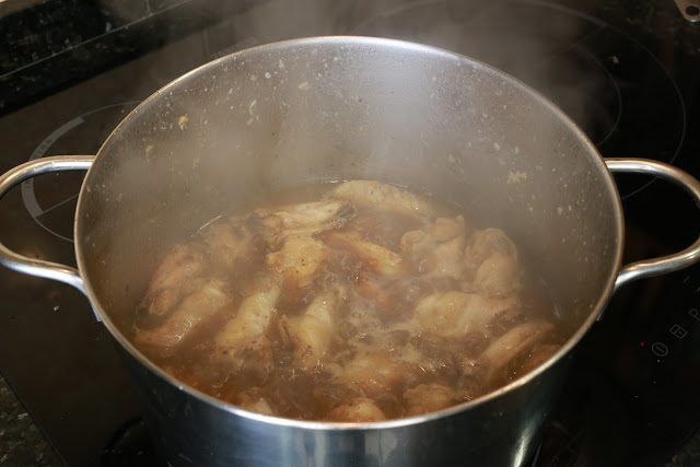 Preparación de alitas de pollo glaseadas con miel