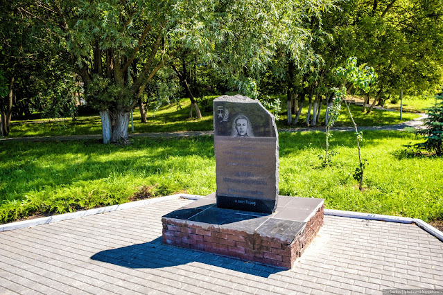 Памятник Ларину