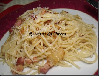 Linguine com bacon e azeitonas.