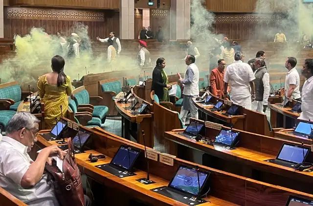 Big news मीडिया में संसद के अंदर उठा धुंए का गुबार, सांसदों की अफरा तफरी और फिर याद आया 13 दिसंबर का मनहूस दिन Media reported smoke rising inside Parliament, MPs in chaos and then remembered the ill-fated day of 13th December.