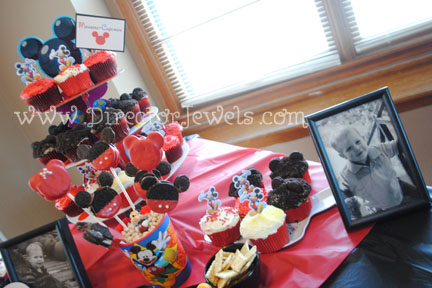 Mickey Mouse Birthday Cake on Mickey Creating A Fruit Bouquet Apr La Minnie Mouse Say Mickey Mouse