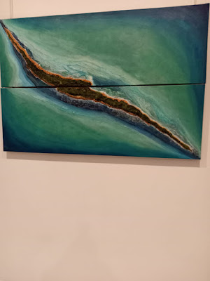 Pintura oleo que representa una isla estrella y larga en un mar azul