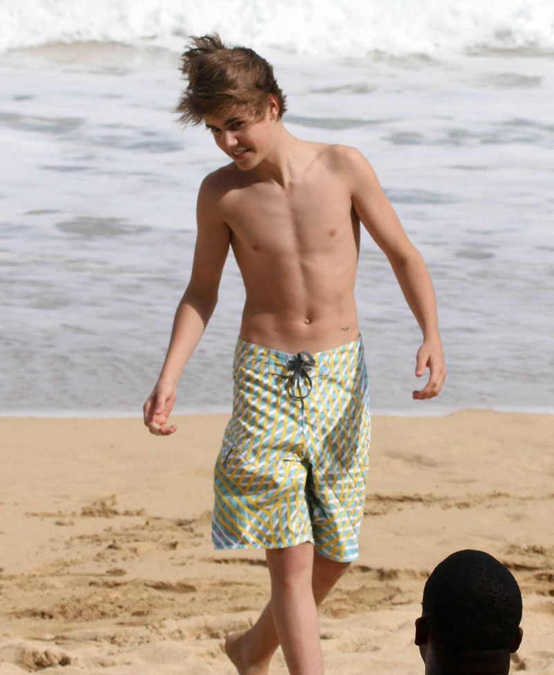 pictures of justin bieber 2011 shirtless. justin bieber shirtless hawaii