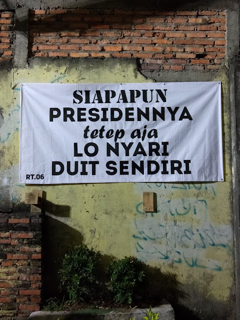 Spanduk Lucu 'Kampanye Pilpres Damai' Ini Nyindir Abis 