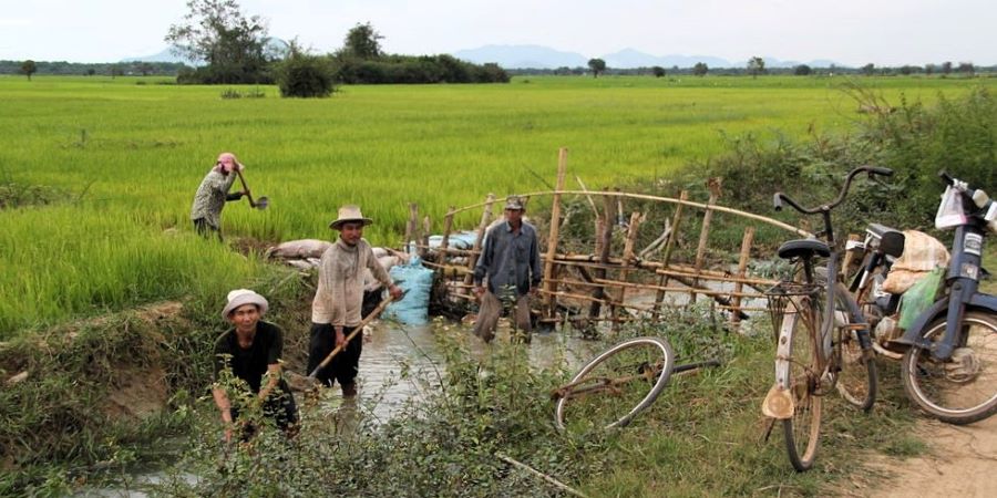 Trabajadores rurales llevando a cabo tareas de ,antenimiento del sistema de irrigación en la actual Camboya, que se mantiene desde la antigüedad.